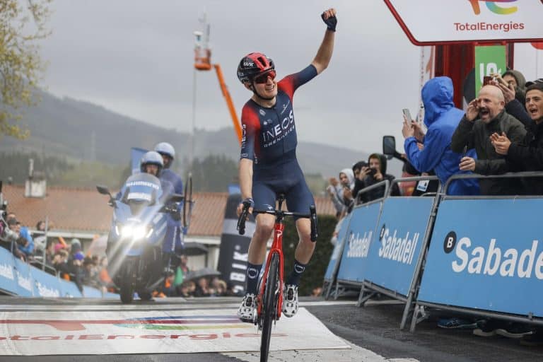 Carlos Rodríguez reigns in Mallabia and Remco Evenepoel is the new race leader