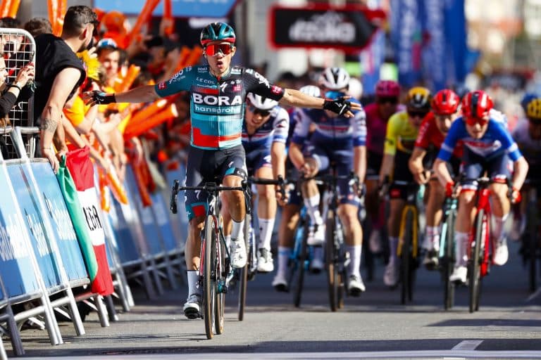 Sergio Higuitak esprintean irabazi du Amorebieta-Etxanon eta Jonas Vingegaardek maillot horia defendatuko du Itzuliaren azken etapan 