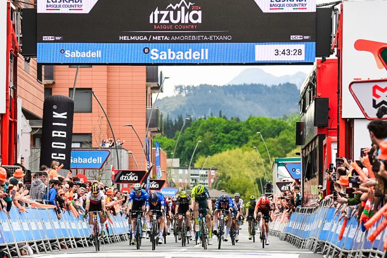 Romain Gregoirek esprintean irabazi du Itzuliko bosgarren etapa Amorebieta-Etxanon 