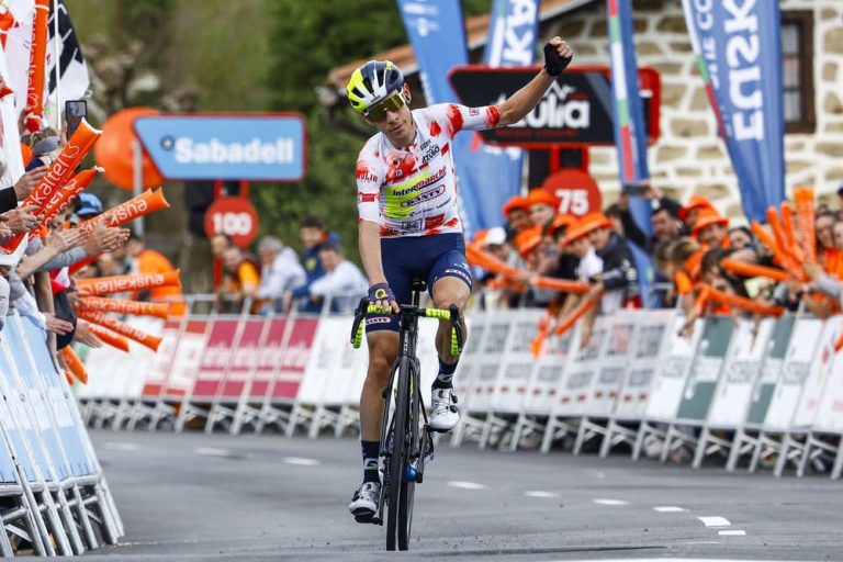 Louis Meintjes wins the fourth stage of the Itzulia in Legutio  